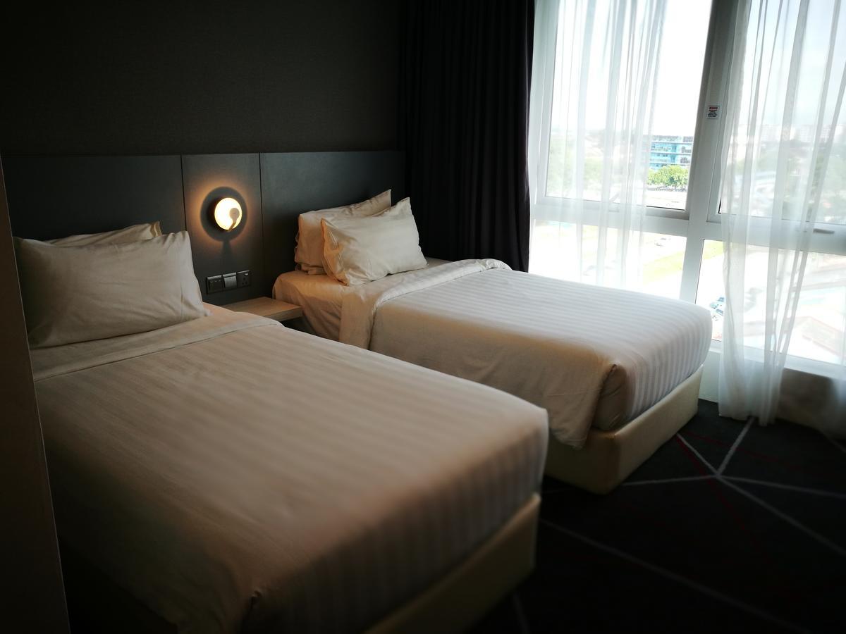 Amerin Hotel Johor Bahru Esterno foto